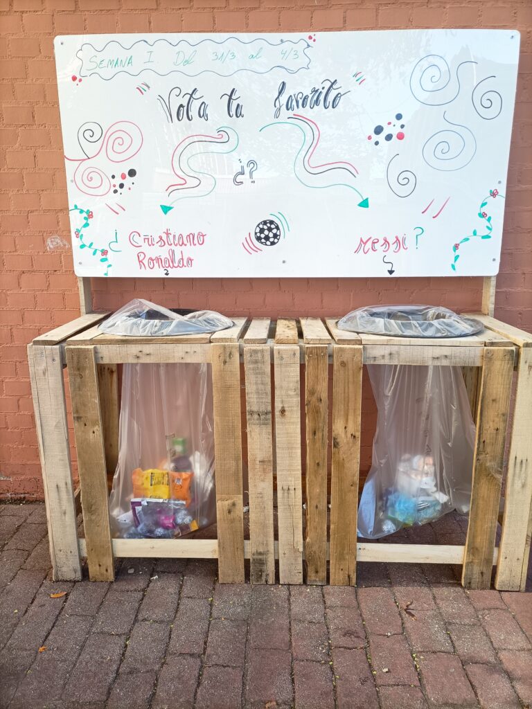 Papelera con encuesta